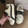 Zapatillas de entrenamiento planas alemanas para niñas, nueva colección primavera/otoño 2026, blanco lechoso con diseño de estrella y nota musical, doble cordón, puntera redonda, suela suave, versátiles y cómodas