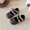 Sapatos de Couro com Bolinhas para Meninas 2026 Outono/Inverno Novo Sapatinho de Bebê Princesa Laço de Renda Solado Macio Versátil Sapato Solo para Crianças Pequenas