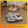 Chanclas de cuña con diseño de pedrería estilo francés para mujer, adecuadas para usar en exteriores, Nuevo modelo de verano 2026, Sandalias de dedo con suela gruesa para combinar con vestidos