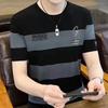 Camiseta Elástica de Manga Curta Marca da Moda 2025 Masculina Verão Tendência Legal Listrada com Letra Camiseta Casual Gola Redonda Camisa Básica Masculina