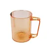 La Taza para Enjuague Bucal Viene con un Asa y un Diseño de Patrón Vertical, Haciéndola Fácil de Tomar. la boca redondeada de la taza no raspa la boca. El Plástico Grueso No Tiene Miedo a Caerse