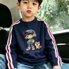 Nova Camiseta de Algodão com Três Listras de Manga Longa Estilosa e Fresca para Meninos Primavera/Outono Solta Camada Base Infantil Tendência