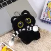 Lindo gato blanco y negro de ojos grandes sosteniendo un pequeño pez de peluche llavero colgante para mochila venta al por mayor