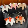 Colgante Magnético Original de Cuero Sencillo de Pony Llavero Lindo para Bolso Accesorio Pequeño Regalo Venta al por Mayor