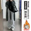 Pantalones deportivos grises para mujer para otoño e invierno, forrados de polar, nuevo modelo 2026, de cintura alta, corte ajustado, ligeramente acampanados para mujeres petite