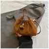 Bolso de cubo plisado de nicho transfronterizo para mujer, nuevo 2026 versátil bandolera de uso diario estilo coreano retro popular bolso nube