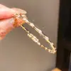 Pulseira com Fivela de Zircônia Banhada a Ouro Real 18K, Exquisita e Fashion, Pulseira Versátil com um Toque de Luxo Leve e de Alto Padrão para Mulheres