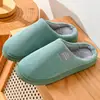 Pantuflas de pana de algodón gruesas y cálidas transfronterizas para otoño e invierno, pantuflas caseras antideslizantes de suela blanda para hombres y mujeres, disponibles en varios colores y personalizables