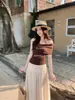 Xiu Xixi 2026 Verão Marca Branca Elegante Versátil Ombro a Ombro Amarração Emagrecedor Cor Sólida Manga Curta Camiseta de Tencel para Mulheres 89782