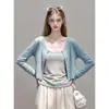 Atuendo chic de estilo coreano: un cárdigan azul, una camiseta de manga larga y un top tipo camisola, perfectos para usar en capas a principios de otoño. Conjunto de dos piezas, estilo 25742