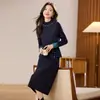 Vestido colete com miçangas popular para mulheres, outono e inverno 2026 novo vestido de suéter de tricô de cor sólida de comprimento médio