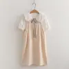 26019 Conjunto de dos piezas para mujer: falda con tirantes de retazos de encaje fresca y dulce + camisa blanca de manga corta con cordones