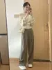[Hilo de núcleo retorcido] Top de punto patchwork color albaricoque para mujer, con diseño de hombros descubiertos, un nuevo estilo de otoño y un aspecto asimétrico y moderno