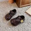 Zapatos planos de color liso bonitos para niños, nueva colección otoño 2026, apertura en forma de V, con velcro y hebilla metálica, versátiles zapatitos de piel para niñas