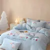Fofo estilo infantil outono e inverno espessado estilo creme leite velo quatro peças conjunto quente pequeno urso bordado desenho animado dupla face velo roupa de cama