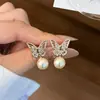 Pendientes Colgantes de Mariposa Hueca Francesa con Circonita y Perla Pendientes de Botón para Mujer 2026 Nuevo Estilo Caliente Pendientes de Tacto de Alta Gama Pendientes Exquisitos