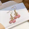 Colgante de Ojo de Gato Cereza Chapado en Oro Real de 18k con Circonita Gancho para Oreja 2026 Nuevos Pendientes Dulces Pendiente Súper Hermoso Accesorios para Orejas Mujer