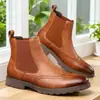 Botas Chelsea Brogue Esculpidas Estilo Retrô Britânico Masculinas de Couro Genuíno Elásticas de Calçar Solado Grosso Botas de Cano Curto Martin Masculinas