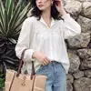 Camisa Feminina Vintage Artística de Outono com Mangas Bufantes, Blusa Branca de Algodão com Gola Redonda Estilo Francês e Bordado de Renda, Top de Outono