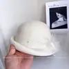 Sombrero de cubo de lana estilo lujo ligero para mujer con decoración de plumas de malla, sombrero de pescador retro a la moda para invierno