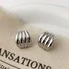 Pendientes Metálicos Versátiles de Moda Europea y Americana Más Vendidos con un Estilo de Nicho, Lujo Ligero, Gama Alta y Único para Mujeres