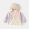 Jaqueta Infantil Jingqi Primavera 2026 Nova Moda Roupas Infantis Estiloso Top com Proteção Solar para Primavera e Outono Roupa para Crianças Pequenas