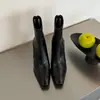 Botas curtas quadradas de salto alto robusto para mulheres, novo estilo coreano de outono e inverno 2026, botas curtas da moda com zíper traseiro, botas de cano curto ajustadas