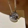 Moderna Cadena de Colgante Flotante de Zirconio Cepillado Incrustado de Lujo Ligero con Diseño de Nicho y Sensación de Alta Gama Planeta Flotante para Mujer