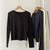 Camiseta de manga longa estilo coreano, corte justo, com gola henley e design de múltiplos botões para mulheres, nova blusa básica de outono para mulheres