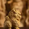 Sândalo Laoshan com Suporte Kirin Esculpido em Madeira Maciça Peça de Mão Ornamento Decorativo Besta Auspiciosa Pet de Chá Artesanato para Casa Brinquedo