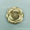 Flor de Tela Estéreo de Camelia de Cuero Mate de 7 cm Forma de Flor Flor Pequeña Fragancia Funda para Teléfono Móvil Accesorios de Ramillete