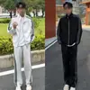Outono 2026 Conjunto de Duas Peças com Capuz e Zíper Três Listras Masculino e Feminino Luxo Leve Estilo de Rua Conjunto Casual de Moda