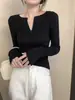 Suéter básico ajustado de manga acampanada estilo coreano, una prenda versátil para capas en otoño e invierno, con un sofisticado y elegante diseño de cuello en V.