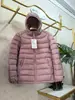 Chaqueta de Plumón Ligera con Capucha Versátil Estilo Coreano Invierno 2026 para Mujer, Moderna y Cálida, Abrigo de Algodón Apto para Figuras Pequeñas