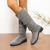 Botas de Camurça de Vaca com Salto Grosso de 3,5 cm e Cano Largo Alargado para Mulheres Outono e Inverno Moda Fivela de Cinto Botas de Cano Alto Franzidas