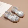 Novos Sapatos de Princesa Vazados com Pérolas para Meninas, Sandálias Tecidas Fechadas na Ponta com Solas Macias, Moda Verão 2026