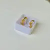 Aretes Mini Gota de Aceite Dorados de Acero de Titanio en Caja Aretes Sencillos de Tornillo Cuatro Hojas Pendientes de Marca Grande