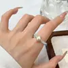 Anillo de Azúcar Azul Cubo Perla con Cuentas Semilla Iridiscentes, Banda Elástica, Suave y Fresco, Versátil para el Uso Diario para Niñas