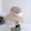 Sombrero de pescador vintage de estilo japonés de lujo ligero con cinta de cuentas para mujer, sombrero de paja elegante y versátil para protección solar de verano, sombrero tipo cubo para vacaciones, moderno