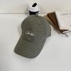 Gorra de béisbol suave con bordado de letras de marca de moda de primavera y verano 2025 para mujer, estilo coreano, a cuadros que combinan con todo.