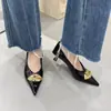 Zapatos de mujer de estilo retro francés 2026, con hebilla metálica, punta fina, de corte bajo, tacón plano, versátiles para ir al trabajo, elegantes