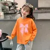 Camiseta de manga larga de algodón 100% para niñas con estampado de dibujos animados para primavera y otoño, adecuada para niños mayores y pequeños, camiseta básica versátil de cuello redondo estilo coreano