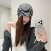 Gorro de punto a rayas con bloques de color del mismo estilo que Jang Won-young para mujer, otoño e invierno, nicho, cálido, para cabezas grandes, hace que la cara parezca más pequeña, gorro para clima frío