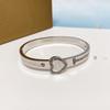 Pulsera de acero de titanio hueca por la letra diamante nicho simple Joker superventas