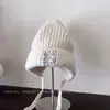 Chapéu de Lã Estilo Coreano com Etiqueta em Inglês Abertura Traseira para Mulheres Inverno Casual Versátil Chapéu Pulôver para Proteger do Frio e Manter Aquecido Chapéu com Proteção para Orelhas Moderno