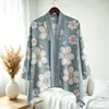 Kimono con estampado floral del sudeste asiático, con mangas holgadas de tres cuartos, usado como capa exterior sobre una camisa de murciélago. Venta al por mayor desde la fábrica de origen