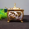 Modelo auténtico nuevo, ya disponible: Botes de caramelo cuadrados de metal con diseño de mariposa y pavo real, en stock para entrega inmediata, con un recipiente interior de vidrio para higiene y protección ambiental