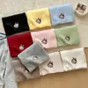 Bufanda de Lana Tejida con Bordado de Conejo para Hombres y Mujeres, Otoño e Invierno, Color Rojo Sólido, Calentador de Cuello Corto, Nuevo Modelo 2026