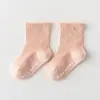 25 versión coreana de calcetines para bebé de primavera y otoño sin hueso de color liso, calcetines infantiles de tubo medio a rayas antideslizantes con puntos, calcetines sueltos para bebé para el suelo