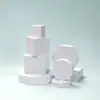 Cubos de espuma geométricos são usados como adereços para fotografia, itens decorativos e fundos para filmagens.